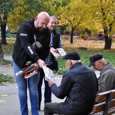 Piotr Szmigiel i Michał Skoczylas w rozmowie z mieszkańcami Osiedla Ustronie